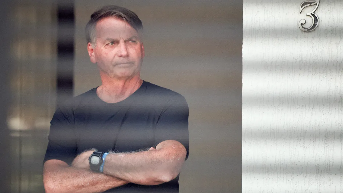 <p>El expresidente de Brasil, Jair Bolsonaro, se encuentra en su casa bajo arresto domiciliario, ordenado por el juez de la Corte Suprema Alexandre de Moraes, mientras espera el juicio por un supuesto complot para anular las elecciones de 2022, en Brasilia, Brasil, el 14 de agosto de 2025 - REUTERS/ ADRIANO MACHADO</p>
