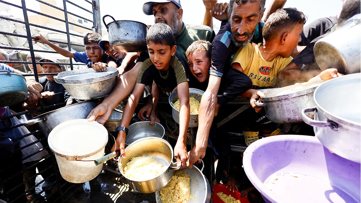 <p>Palestinos esperan recibir comida de un comedor social después de que el sistema de monitoreo global del hambre, Clasificación Integrada de Fases de Seguridad Alimentaria (IPC), anunciara que la ciudad de Gaza y sus alrededores sufren oficialmente una hambruna que probablemente se extenderá - REUTERS/ MAHMOUD ISSA</p>
