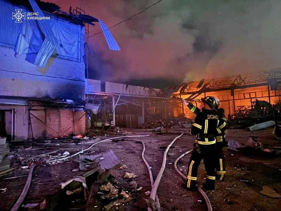 <p>Bomberos trabajan en los talleres de coches afectados por un ataque con drones rusos, en medio del ataque ruso contra Ucrania, en la ciudad de Bila Tserkva, región de Kiev, Ucrania - Servicio de prensa del Servicio Estatal de Emergencias de Ucrania vía REUTERS</p>
