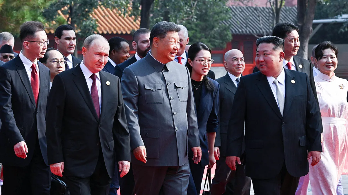 <p>El presidente ruso, Vladimir Putin, el presidente chino, Xi Jinping, el líder norcoreano, Kim Jong-un, y los jefes de delegaciones extranjeras llegan a un desfile militar para conmemorar el 80º aniversario del fin de la Segunda Guerra Mundial, en Pekín, China, el 3 de septiembre de 2025 - Sputnik/Sergey Bobylev vía REUTERS</p>
