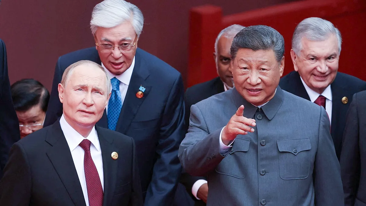 <p>El presidente ruso, Vladimir Putin; el presidente kazajo, Kassym-Jomart Tokayev; el presidente chino, Xi Jinping; y el presidente uzbeko, Shavkat Mirziyoyev, llegan a un desfile militar para conmemorar el 80.º aniversario del fin de la Segunda Guerra Mundial, en Pekín, China, el 3 de septiembre de 2025 - Sputnik/Alexander Kazakov/Pool vía REUTERS</p>
