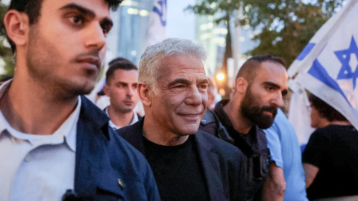 <p>El líder opositor israelí Yair Lapid participa en una manifestación contra el primer ministro Benjamin Netanyahu y la reforma judicial de su gobierno de coalición nacionalista, en Tel Aviv, Israel, el 17 de junio de 2023 - REUTERS/ NIR ELIAS</p>

