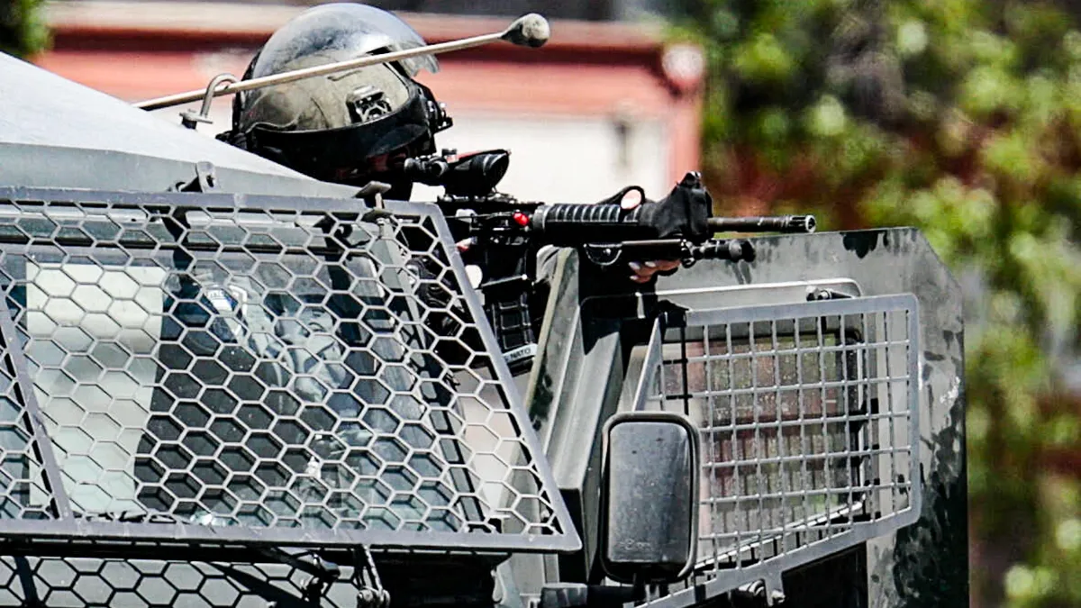 <p>Un miembro de las fuerzas israelíes sostiene un arma durante una incursión israelí en Ramallah, en Cisjordania ocupada por Israel, el 26 de agosto de 2025 - REUTERS/ MOHAMMED TOROKMAN</p>
