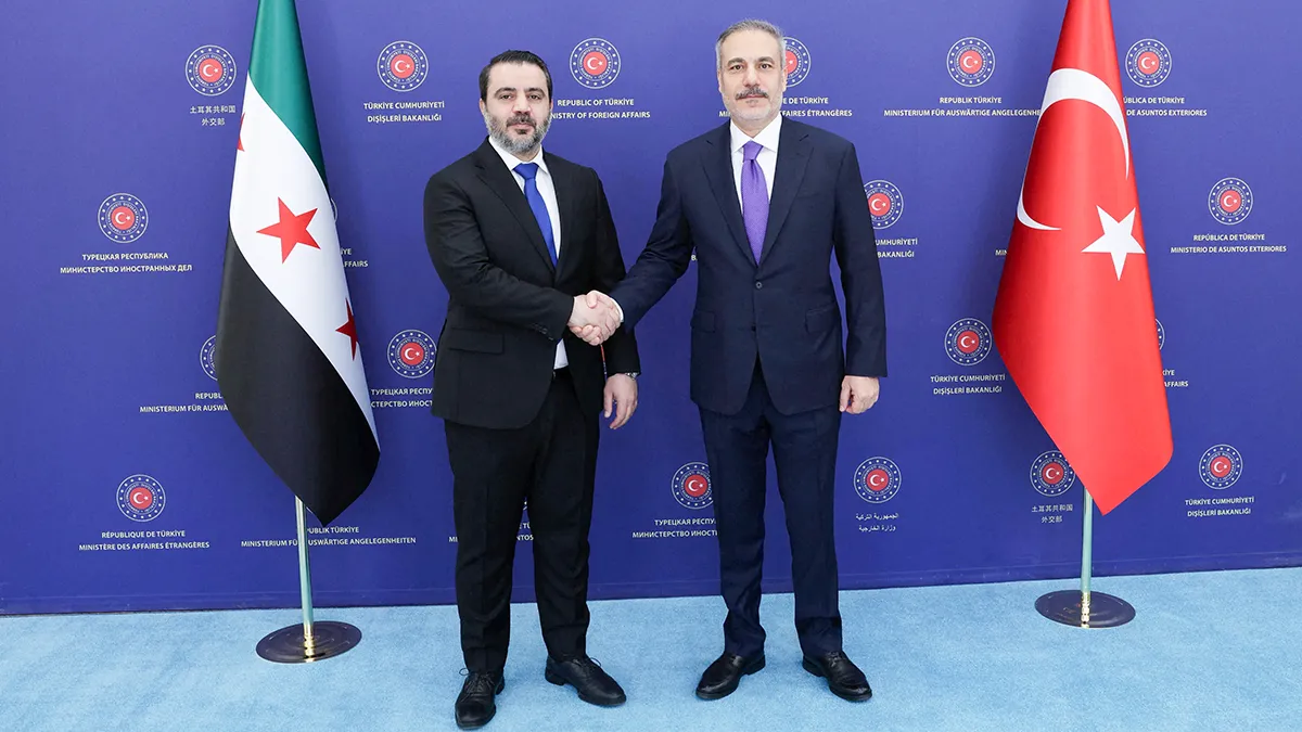 <p>El ministro de Asuntos Exteriores turco, Hakan Fidan, estrecha la mano de su homólogo sirio, Asaad Hassan al-Shibani, durante su reunión en Ankara, Turquía, el 13 de agosto de 2025 - Ministerio de Asuntos Exteriores turco vía REUTERS </p>
