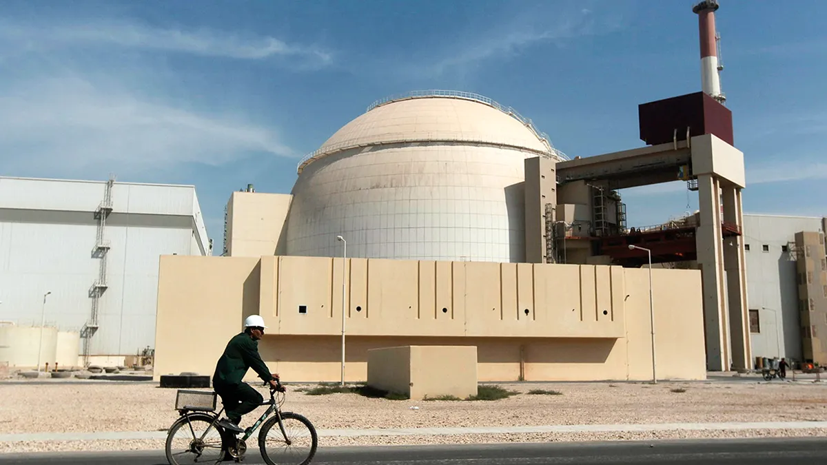 <p>Edificio del reactor de la central nuclear de Bushehr, a las afueras de la ciudad sureña de Bushehr, Irán - AP/Agencia de Noticias Mehr, Majid Asgaripour</p>
