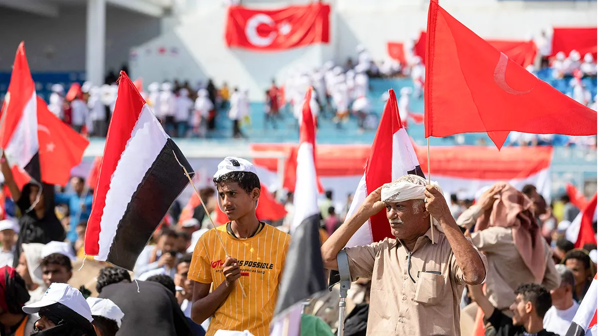 <p>Ciudadanos yemeníes celebran la victoria del presidente turco Recep Tayyip Erdogan tras ganar una histórica segunda vuelta electoral para extender su mandato de dos décadas, en Taez el 10 de junio de 2023 - PHOTO/ ARCHIVO </p>
