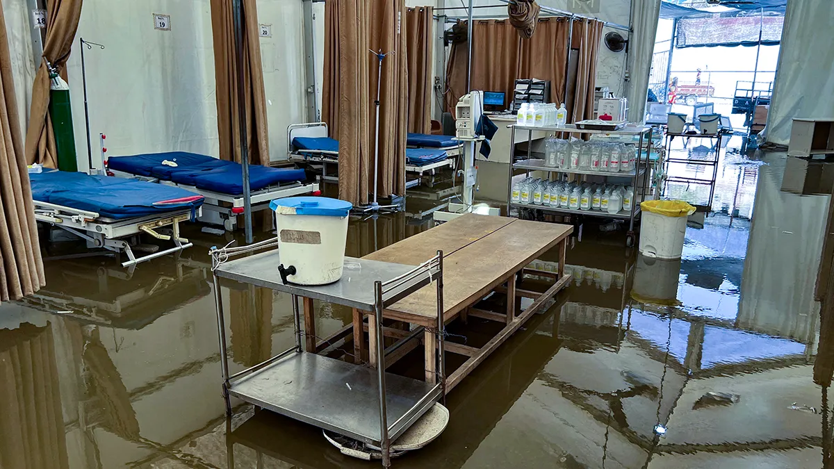 <p>Camas en un hospital de campaña inundado después de que las aguas residuales inundaran el departamento de emergencias del Hospital Nasser, en Khan Younis, sur de la Franja de Gaza - REUTERS/ HUSSAM AL-MASRI</p>
