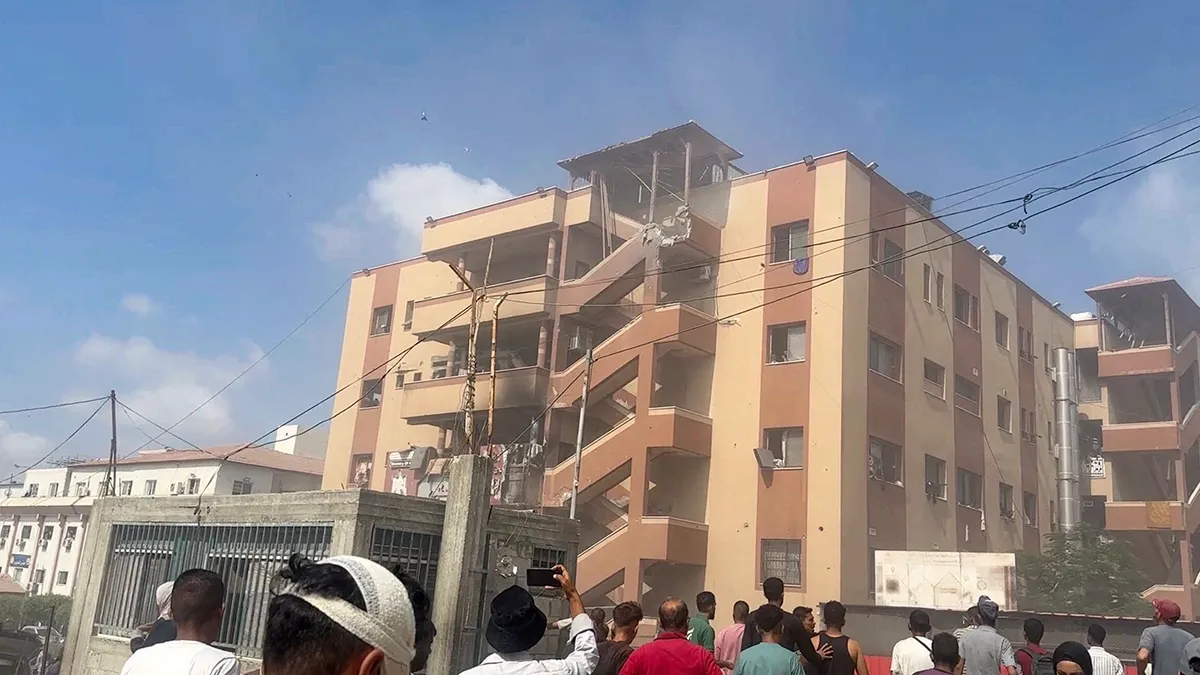 <p>Lugar de los ataques israelíes contra el hospital Nasser, donde el camarógrafo palestino Hussam al-Masri, quien era contratista de Reuters, fue asesinado junto con otros periodistas y personas, en Khan Younis, en el sur de la Franja de Gaza, en esta imagen fija tomada de un video, 25 de agosto de 2025 - REUTERS/ HATEM KHALED</p>
