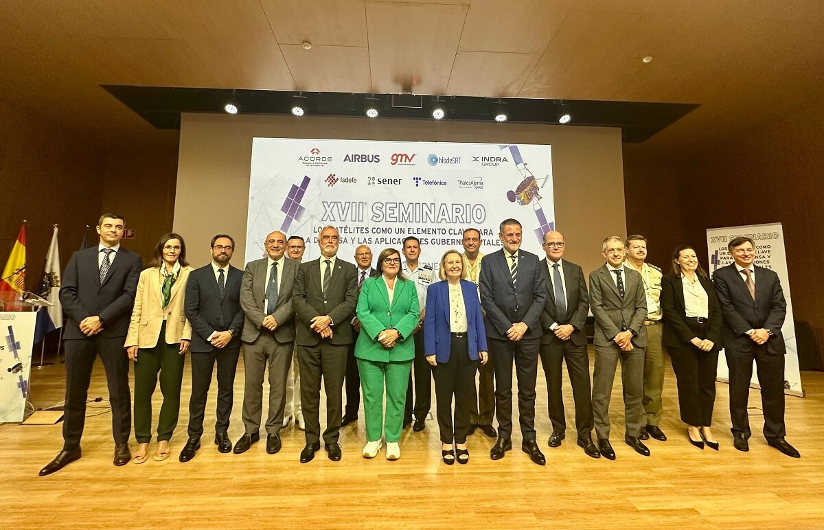 La secretaria de Defensa, Amparo Valcarce y la de Innovación, Teresa Riesgo, en la foto de familia con los altos cargos y patronos de Seminario Santander dedicado a los satélites, instrumentos clave para la defensa - PHOTO/SEDEF