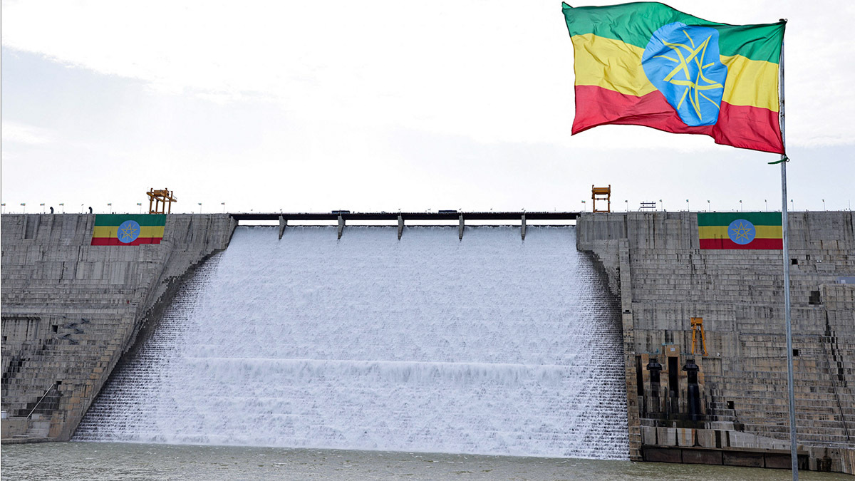 <p>Una bandera etíope ondea en el viento junto a la Gran Presa del Renacimiento Etíope (GERD), construida a lo largo del Nilo Azul, durante su inauguración, en Guba, región de Benishangul-Gumuz, Etiopía, el 9 de septiembre de 2025 - REUTERS/ TIKSA NEGERI </p>
