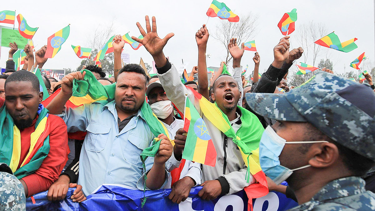 <p>Manifestación progubernamental para celebrar el segundo llenado de la Gran Presa del Renacimiento (GERD) que se está construyendo en el río Nilo y para condenar al Frente de Liberación del Pueblo de Tigray (TPLF) en la Plaza Meskel en Addis Abeba, Etiopía - REUTERS/ TIKSA NEGERI </p>
