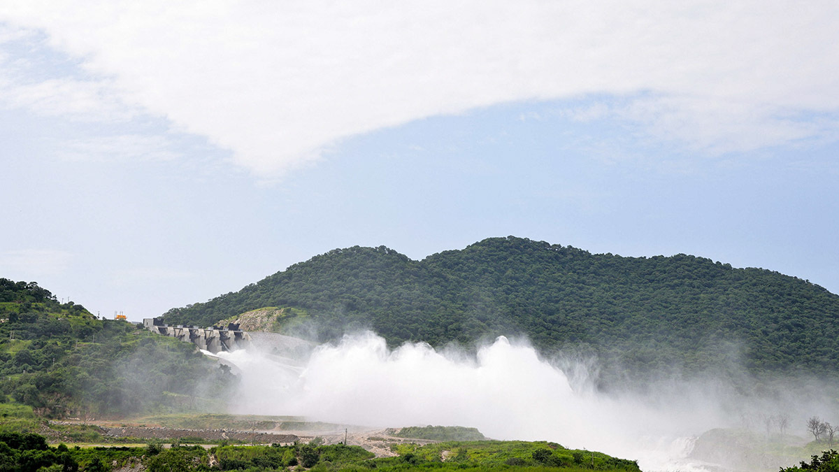 <p>El agua salpica junto a la Gran Presa del Renacimiento Etíope (GERD), construida a lo largo del Nilo Azul, durante su inauguración, en Guba, región de Benishangul-Gumuz, Etiopía, el 9 de septiembre de 2025 - REUTERS/ TIKSA NEGERI </p>
