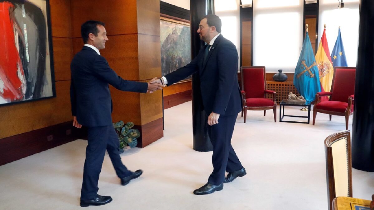 El presidente del Principado de Asturias, Adrián Barbón, y el presidente ejecutivo de Indra Group, Ángel Escribano