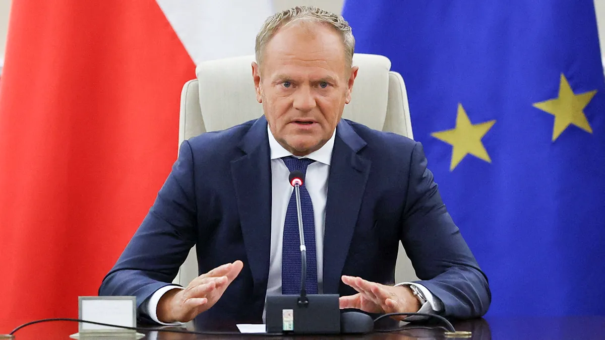 El primer ministro polaco, Donald Tusk, celebra una reunión gubernamental extraordinaria en la Cancillería del Primer Ministro con funcionarios militares y de servicios de emergencia, tras las violaciones del espacio aéreo polaco durante un ataque ruso contra Ucrania, en Varsovia, Polonia, el 10 de septiembre de 2025 - REUTERS/ KACPER PEMPEL