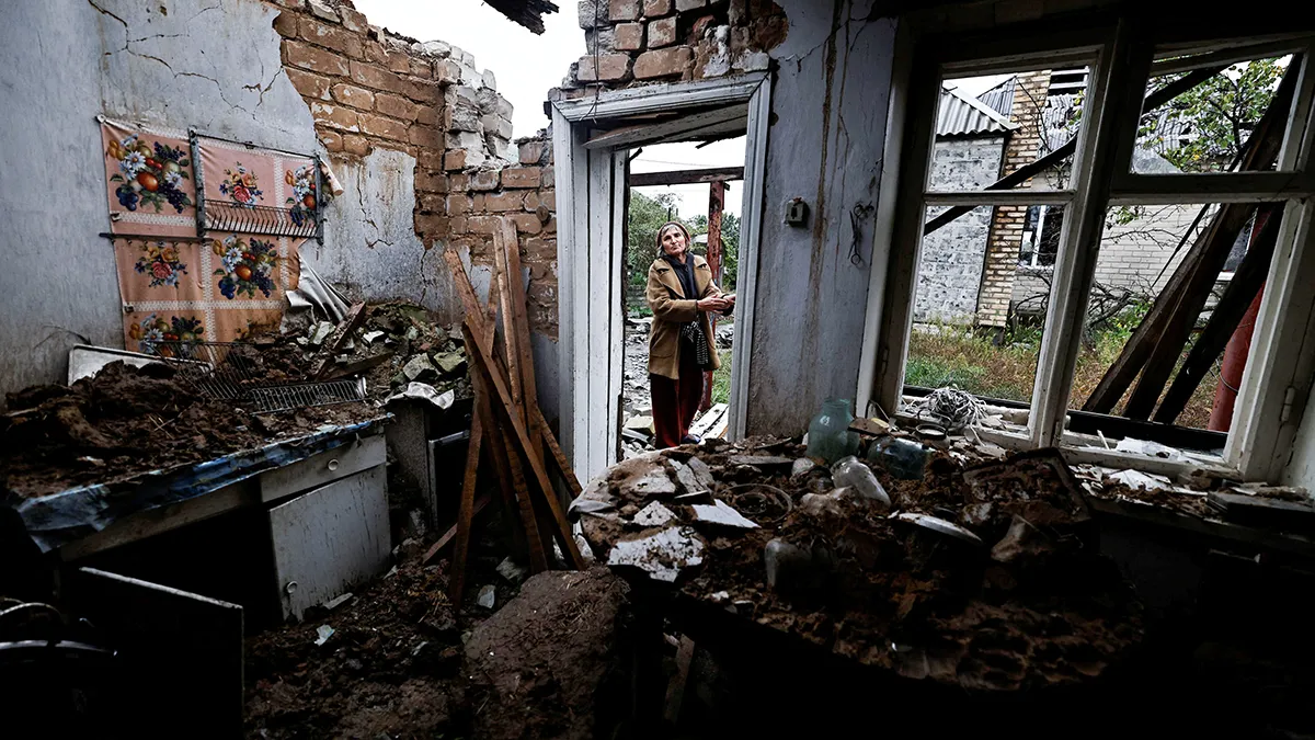 <p>Inna, de 51 años, se encuentra afuera de su cocina de verano que fue destruida durante los combates entre las tropas rusas y el Ejército ucraniano, en medio del ataque ruso a Ucrania, en la ciudad recién recuperada de Yarova, en la región de Donetsk, Ucrania, el 10 de octubre de 2022 - REUTERS/ ZOHRA BENSEMRA </p>
