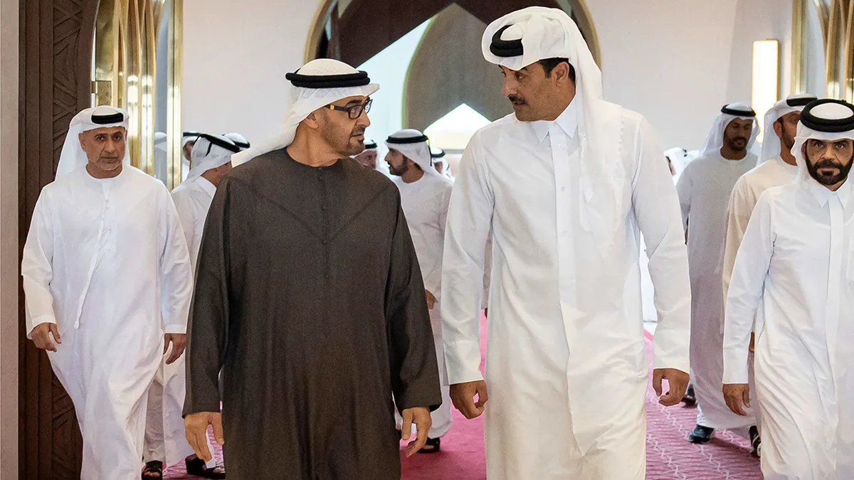 <p>Esta fotografía difundida por la Corte Presidencial de los EAU muestra al presidente emiratí, el jeque Mohamed bin Zayed Al Nahyan (izq.), recibido por el emir de Qatar, el jeque Tamim bin Hamad Al Thani, a su llegada al Aeropuerto Internacional Hamad en Doha el 25 de junio de 2025 - PHOTO/ CORTE PRESIDENCIAL DE LOS EAU </p>
