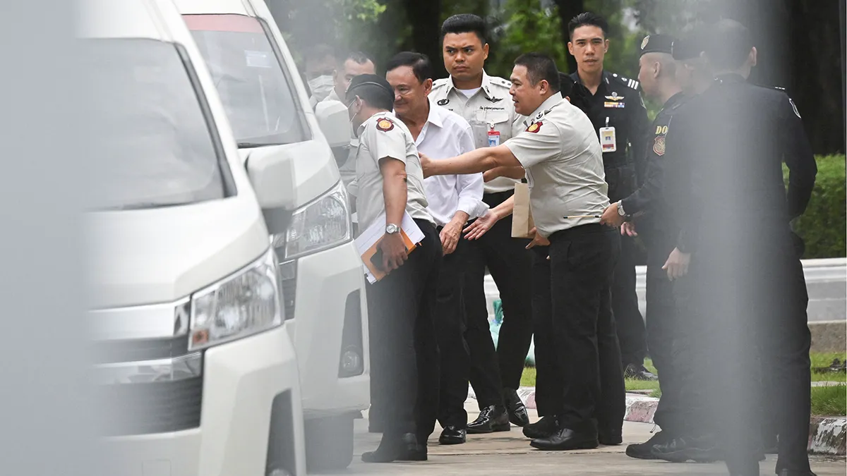 <p>El ex primer ministro tailandés Thaksin Shinawatra es escoltado por funcionarios penitenciarios después de que el Tribunal Supremo dictaminara su reingreso en prisión por un año, en el caso de su estancia ilegal de seis meses en el hospital antes de que se le concediera la libertad condicional, en Bangkok, Tailandia, el 9 de septiembre de 2025 - REUTERS/ PANUMAS SANGUANWONG </p>
