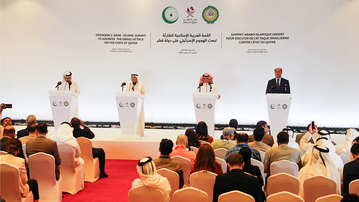 <p>El portavoz del Ministerio de Asuntos Exteriores de Qatar, Majed Al-Ansari; el secretario general del Consejo de Cooperación de los Estados Árabes del Golfo, Jassim Mohammed Al-Budaiwi; el secretario general adjunto de Asuntos Políticos de la Organización para la Cooperación Islámica, Yousef bin Mohammed Al-Dubaie; y el secretario general adjunto de la Liga de los Estados Árabes, Hossam Zaki, ofrecen una conferencia de prensa tras la Cumbre Árabe-Islámica de emergencia celebrada en Doha, Qatar, el 15 de septiembre de 2025 - REUTERS/ BASSAM MASSOUD </p>
