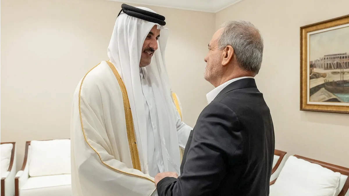 <p>El emir de Qatar, el jeque Tamim bin Hamad Al Thani, se reúne con el presidente iraní, Masoud Pezeshkian, en el marco de una cumbre de emergencia de líderes árabes-islámicos convocada para tratar el ataque israelí del 9 de septiembre contra Hamás en territorio qatarí. Doha, Qatar, 15 de septiembre de 2025 - PHOTO/ AMIRI DIWAN via REUTERS </p>
