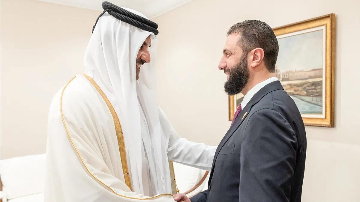 <p>El emir de Qatar, el jeque Tamim bin Hamad Al Thani, se reúne con el presidente sirio Ahmed al-Sharaa al margen de una cumbre de emergencia de líderes árabe-islámicos convocada para discutir el ataque israelí del 9 de septiembre contra Hamás en territorio qatarí, en Doha, Qatar, el 15 de septiembre de 2025 - PHOTO/ AMIRI DIWAN via REUTERS</p>
