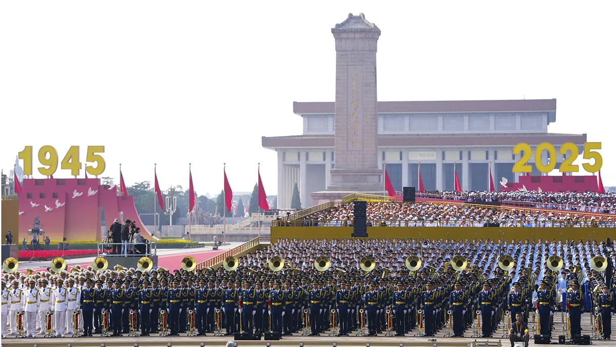 La impresionante y fastuosa parada militar discurrió por la avenida Chang’an y desembocó en la plaza de Tiananmén, donde se congregaba la mayor parte de la coreografía del desfile chino más tecnológico de todos los tiempos - PHOTO/Kremlin