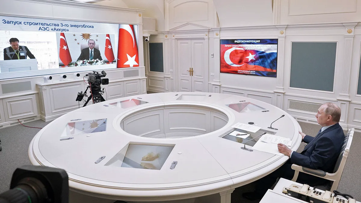 <p>El presidente ruso, Vladimir Putin, observa una pantalla que muestra al presidente turco, Recep Tayyip Erdogan, mientras participa por videoconferencia en una ceremonia para lanzar la construcción de un tercer reactor de la central nuclear turca construida por el gigante energético ruso Rosatom, en Moscú el 10 de marzo de 2021 - SPUTNIK/ ALEXEY DRUZHININ </p>
