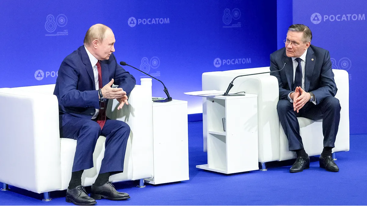 <p>El presidente ruso, Vladímir Putin, y el director general de la Corporación Estatal de Energía Atómica Rosatom, Alexéi Likhachev, asisten a una reunión con personal de la industria nuclear durante una visita al Centro Nuclear Federal Ruso - Instituto Panruso de Investigación Científica de Física Experimental (VNIIEF) en Sarov, región de Nizhni Nóvgorod, Rusia, el 22 de agosto de 2025 - SPUTNIK/GAVRILL GRIGOROV via REUTERS </p>
