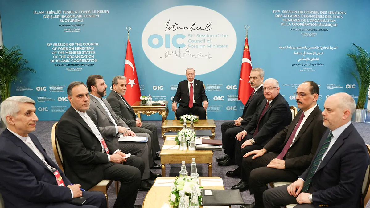 <p>El presidente turco, Tayyip Erdogan, se reúne con el ministro de Asuntos Exteriores iraní, Abbas Araghchi, flanqueado por el ministro de Asuntos Exteriores turco, Hakan Fidan, y miembros de las delegaciones turca e iraní, durante la 51.ª sesión del Consejo de Ministros de Asuntos Exteriores de la Organización para la Cooperación Islámica (OCI), en Estambul, Turquía, el 21 de junio de 2025 - REUTERS/ MURAT CETINMUHURDAR </p>
