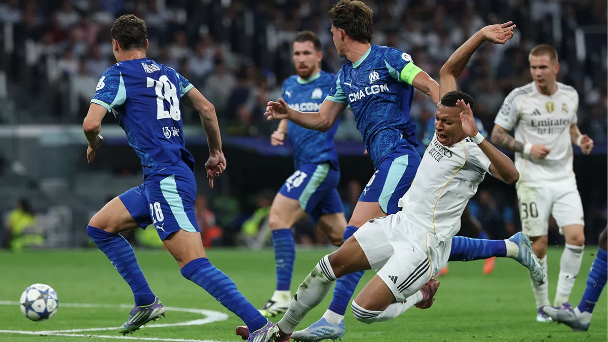 <p>Kylian Mbappé en acción con el jugador del Olympique de Marsella Leonardo Balerdi - REUTERS/ JUAN MEDINA </p>
