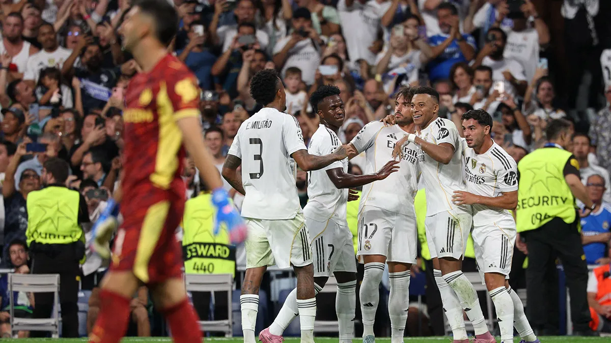 <p>Kylian Mbappé del Real Madrid celebra su segundo gol con sus compañeros - REUTERS/ JUAN MEDINA </p>
