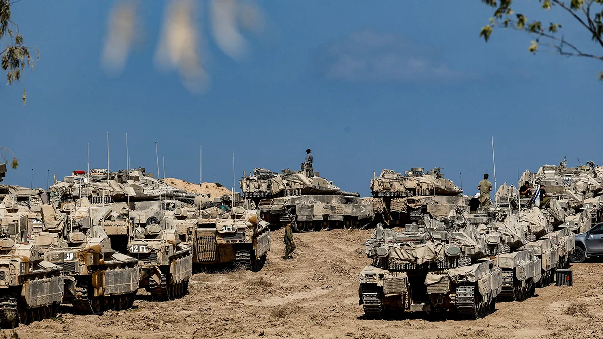 <p>Soldados israelíes, tanques y vehículos blindados de transporte de personal (APC) cerca de la frontera entre Israel y Gaza, en Israel, el 16 de septiembre de 2025 - REUTERS/ AMIR COHEN </p>
