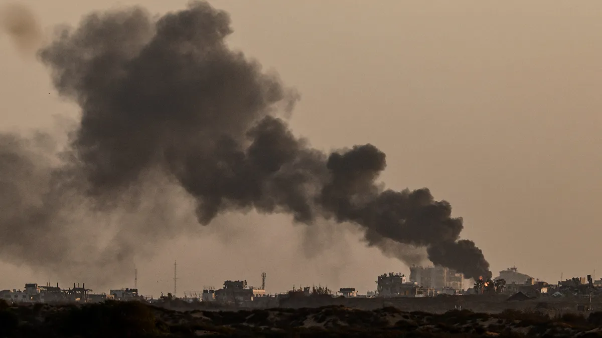 <p>Humo se eleva desde Gaza tras una explosión, visto desde el lado israelí de la frontera con Gaza, el 16 de septiembre de 2025 - REUTERS/ AMIR COHEN </p>
