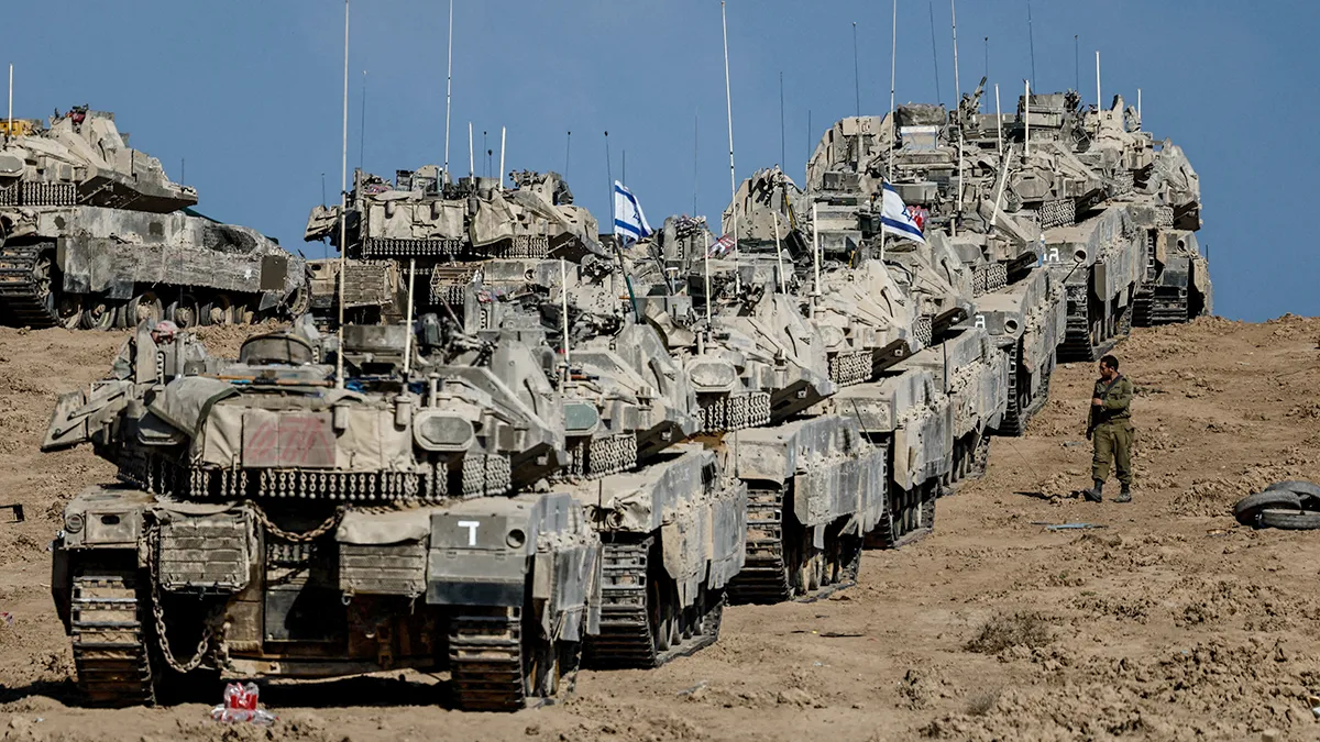 <p>Un soldado israelí camina junto a vehículos militares cerca de la frontera con Gaza, en Israel, el 17 de septiembre de 2025 - REUTERS/ AMIR COHEN</p>
