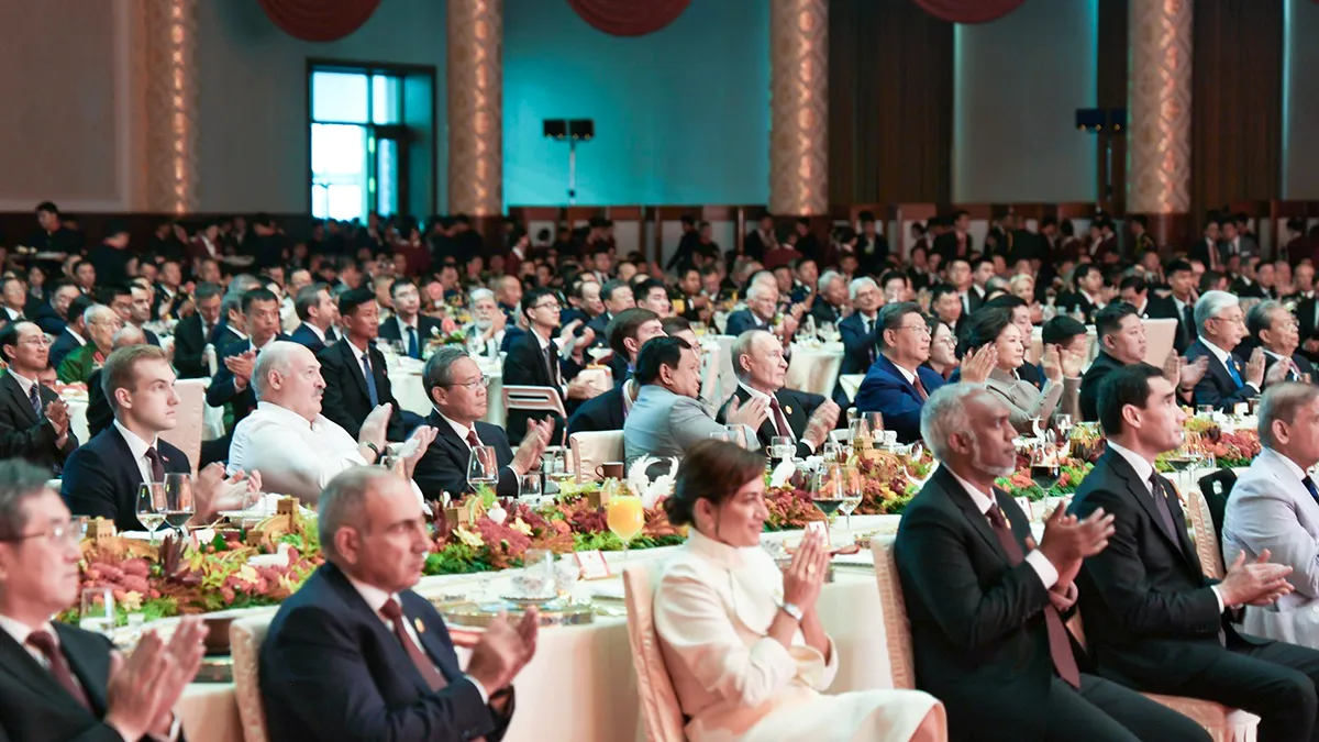 <p>Almuerzo oficial de autoridades invitadas al desfile. Se puede observar en el centro de la segundo fila a los presidentes Vladimir Putin, Xi Jinping, la esposa del mandatario chino, Peng Liyuan, y al norcoreano Kim-Jong-un - PHOTO/Kremlin</p>
