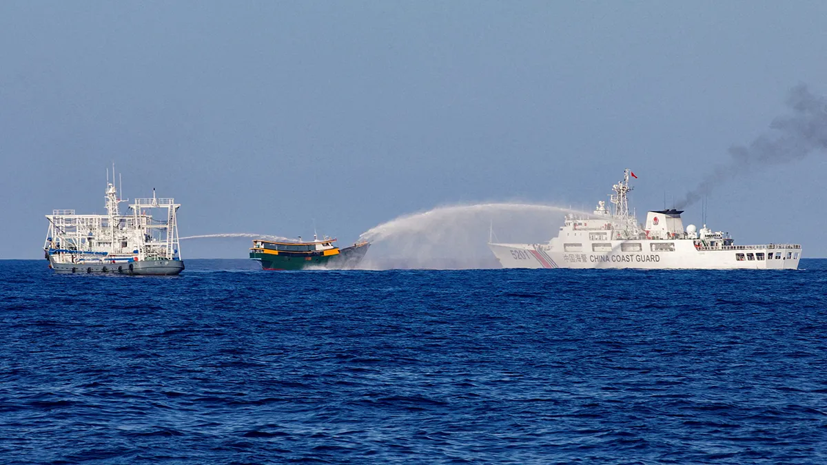 <p>Buques de la Guardia Costera china disparan cañones de agua hacia un buque de reabastecimiento filipino Unaizah el 4 de mayo en su camino a una misión de reabastecimiento en Second Thomas Shoal en el Mar de China Meridional, el 5 de marzo de 2024 - REUTERS/ ADRIAN PORTUGAL</p>
