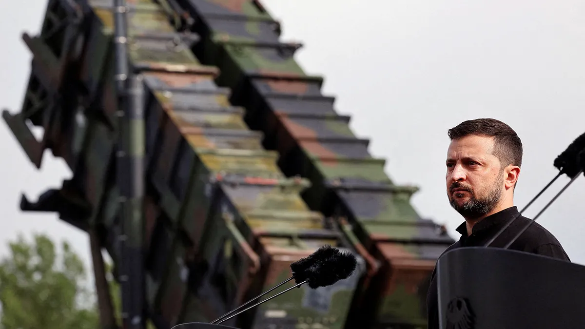 <p>El presidente ucraniano, Volodymyr Zelenskiy, observa durante una visita a un campo de entrenamiento militar para informarse sobre el entrenamiento de soldados ucranianos en el sistema de misiles antiaéreos "Patriot", en un lugar no revelado, en Alemania, el 11 de junio de 2024 - PHOTO/ JENS BUTNER via REUTERS</p>
