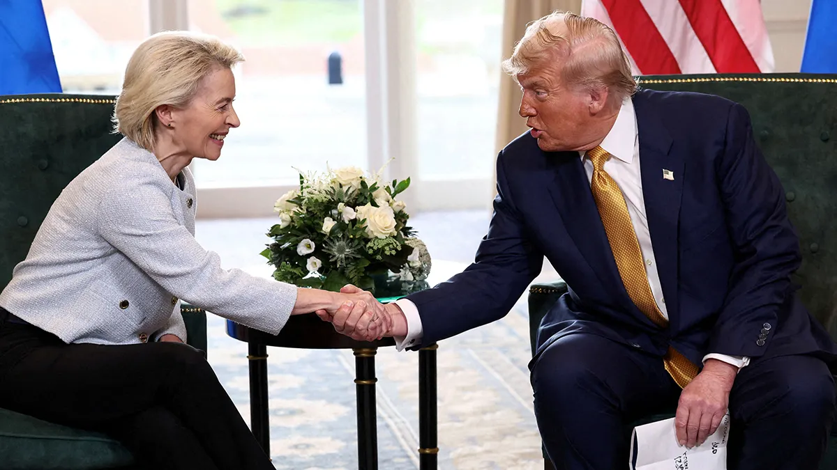 <p>El presidente de Estados Unidos, Donald Trump, estrecha la mano de la presidenta de la Comisión Europea, Ursula von der Leyen, tras el anuncio de un acuerdo comercial entre Estados Unidos y la UE, en Turnberry, Escocia, Gran Bretaña, el 27 de julio de 2025 - REUTERS/ EVELYN HOCKTEIN</p>
