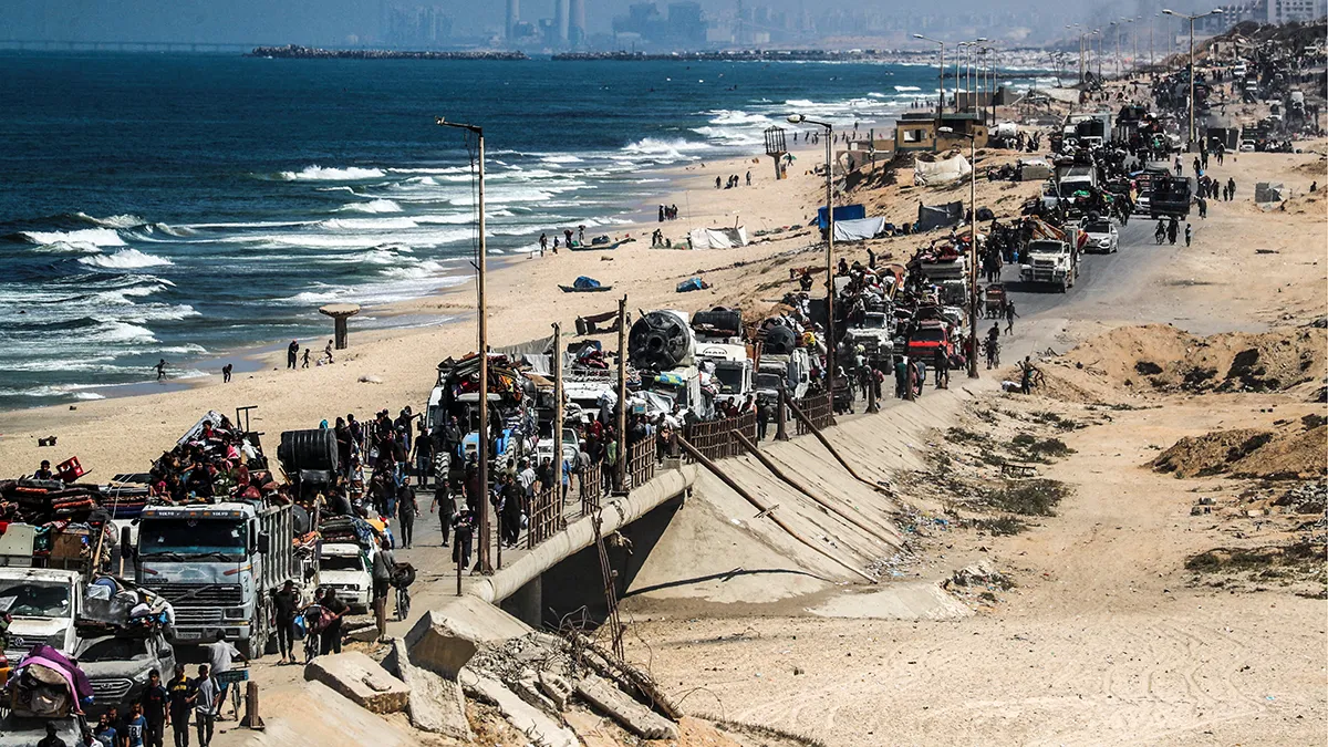 <p>Palestinos desplazados, que huyen del norte de Gaza debido a una operación militar israelí, se desplazan hacia el sur después de que las fuerzas israelíes ordenaran a los residentes de la ciudad de Gaza evacuar hacia el sur, en el centro de la Franja de Gaza, el 17 de septiembre de 2025 - REUTERS/ MAHMOUD ISSA</p>
