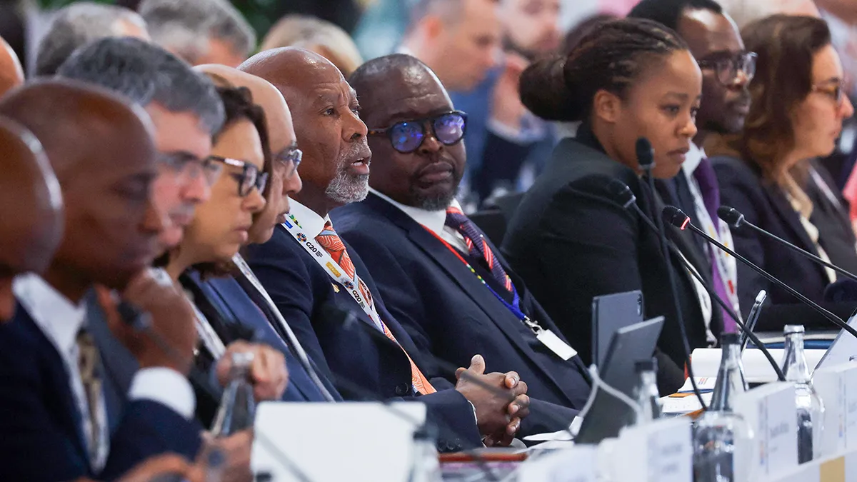 <p>La gobernadora del Banco de la Reserva de Sudáfrica, Lesetja Kganyago, se dirige a los delegados en la reunión financiera del G20 en Durban, Sudáfrica, el 17 de julio de 2025 - REUTERS/ ROGAN WARD</p>
