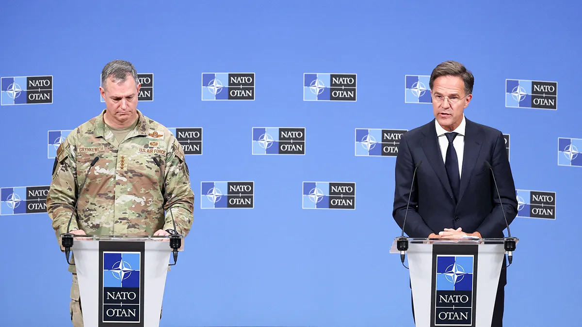 <p>El secretario general de la OTAN, Mark Rutte, y el comandante supremo aliado en Europa, Alexus G. Grynkewich, asisten a una conferencia de prensa conjunta en la sede de la Alianza en Bruselas, Bélgica, el 12 de septiembre de 2025 - REUTERS/ OMAR HAVANA</p>
