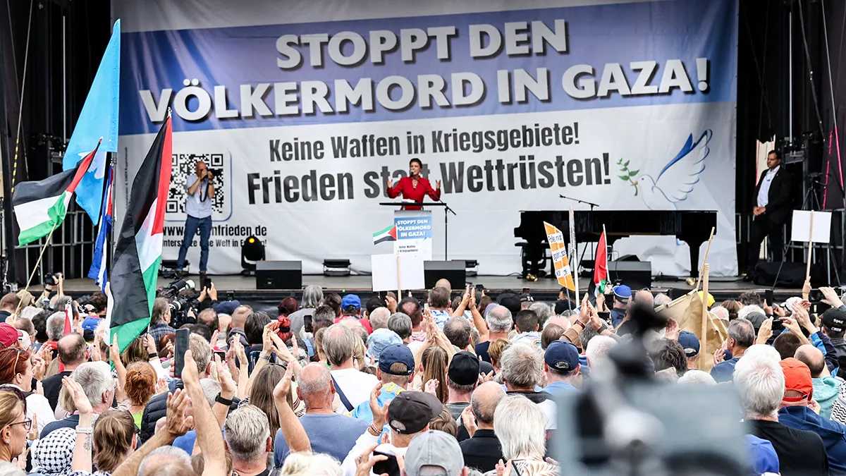 <p>La líder del partido alemán Alianza Sahra Wagenknecht (BSW), Sahra Wagenknecht, habla durante una protesta por la paz en Gaza y contra el suministro de armas a zonas de guerra bajo el lema "¡Alto al genocidio en Gaza! ¡Ningún armamento en zonas de guerra! ¡Paz en lugar de carrera armamentista!", en Berlín, Alemania, el 13 de septiembre de 2025 - REUTERS/ NADJA WOHLLEBEN</p>
