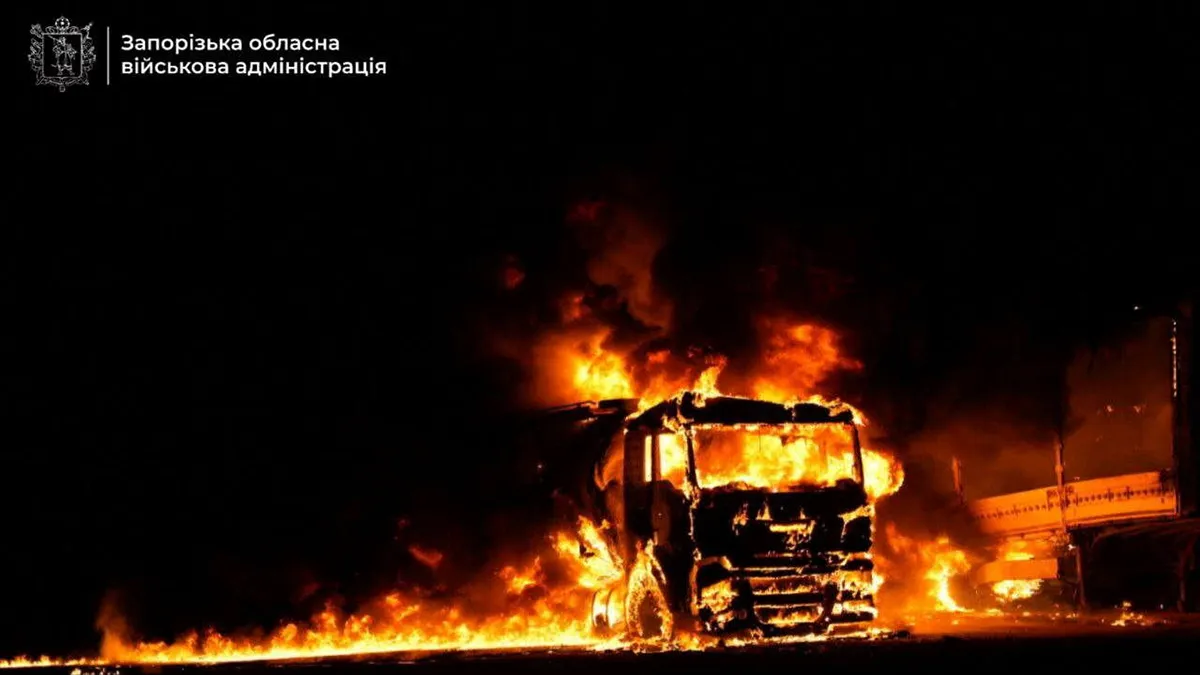 <p>Un camión arde en el lugar del ataque con misiles rusos, en medio del ataque ruso contra Ucrania, en Zaporiyia, Ucrania, en esta imagen difundida el 16 de septiembre de 2025 - Administración Militar Regional de Zaporiyia vía Telegram vía REUTERS</p>
