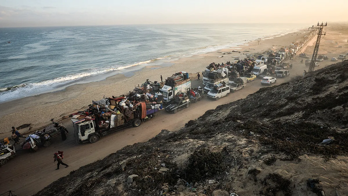 <p>Palestinos desplazados, que huyen del norte de Gaza debido a una operación militar israelí, se desplazan hacia el sur después de que las fuerzas israelíes ordenaran a los residentes de la ciudad de Gaza evacuar hacia el sur, en el centro de la Franja de Gaza, el 18 de septiembre de 2025 - REUTERS/ ABU ALKASA</p>
