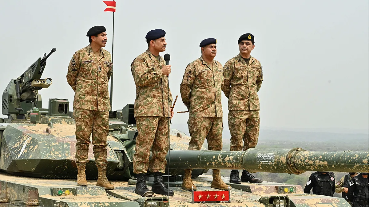 <p>Le chef d'état-major de l'armée pakistanaise, Asim Munir, tient un micro lors de sa visite au champ de tir de Tilla (TFFR) pour assister à l'exercice Hammer Strike, un exercice d'entraînement sur le terrain de haute intensité mené par le corps d'attaque de Mangla de l'armée pakistanaise, à Mangla, au Pakistan, le 1er mai 2025 - PHOTO/ Relations publiques interservices (ISPR) via REUTERS</p>