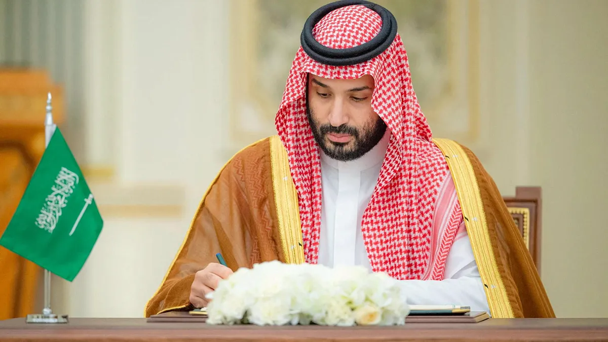<p>Le prince héritier saoudien Mohammed ben Salman signe un accord de défense aux côtés du Premier ministre pakistanais Shehbaz Sharif (n'apparaît pas sur l'image) à Riyad, en Arabie saoudite, le 17 septembre 2025 - Agence de presse saoudienne via REUTERS</p>