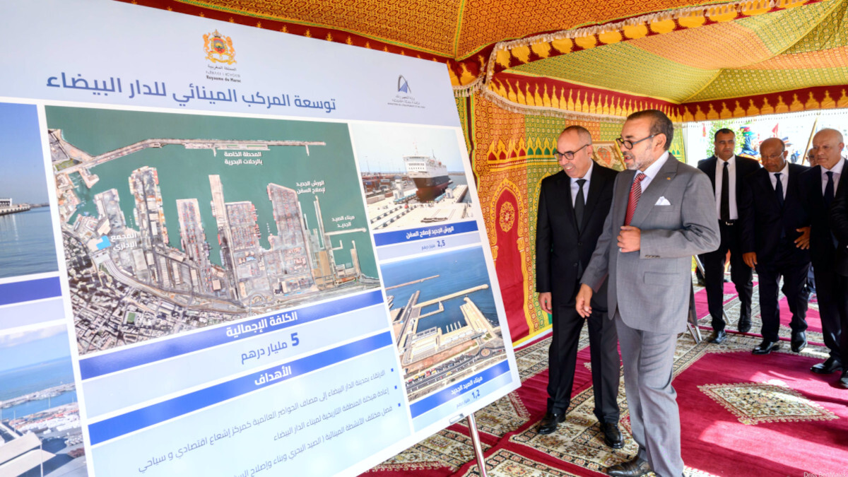 El rey de Marruecos, Mohamed VI, mostrando los planos del Complejo Portuario de Casablanca el 18 de septiembre de 2025 - PHOTO/REDES SOCIALES