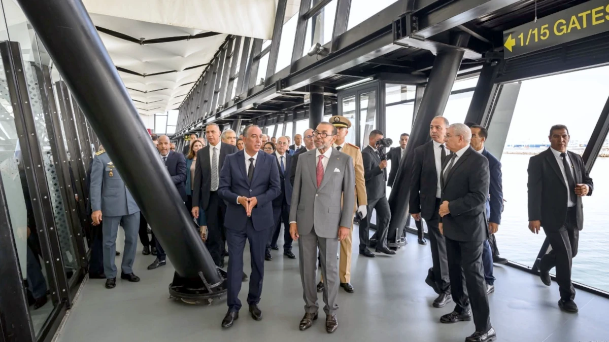 El rey de Marruecos, Mohamed VI, junto a los reponsables del Complejo Portuario de Casablanca el 18 de septiembre de 2025 - PHOTO/REDES SOCIALES