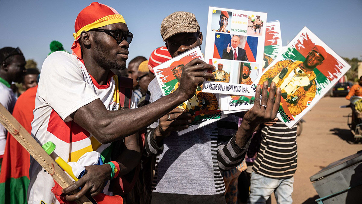<p>Hombres sostienen fotos del presidente de Burkina Faso, el capitán Ibrahim Traoré, el presidente ruso Vladimir Putin y otros líderes militares durante una protesta para apoyar al presidente de Burkina Faso y exigir la salida del embajador y las fuerzas militares de Francia, en Uagadugú, el 20 de enero de 2023 - PHOTO/ ARCHIVO</p>
