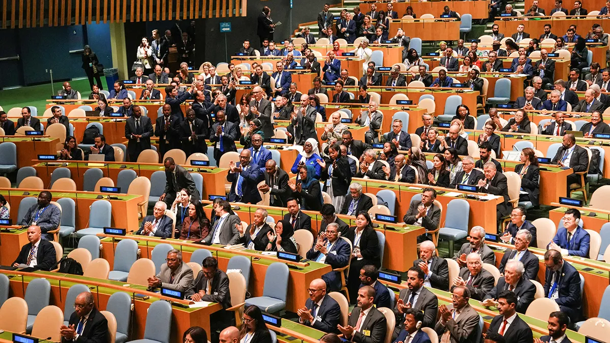 <p>Delegados aplauden durante el discurso del presidente francés Emmanuel Macron en una reunión de alto nivel de jefes de Estado sobre una solución de dos Estados entre Israel y los palestinos en la sede de las Naciones Unidas en la ciudad de Nueva York, EE. UU., el 22 de septiembre de 2025 - REUTERS/ EDUARDO MUÑOZ</p>
