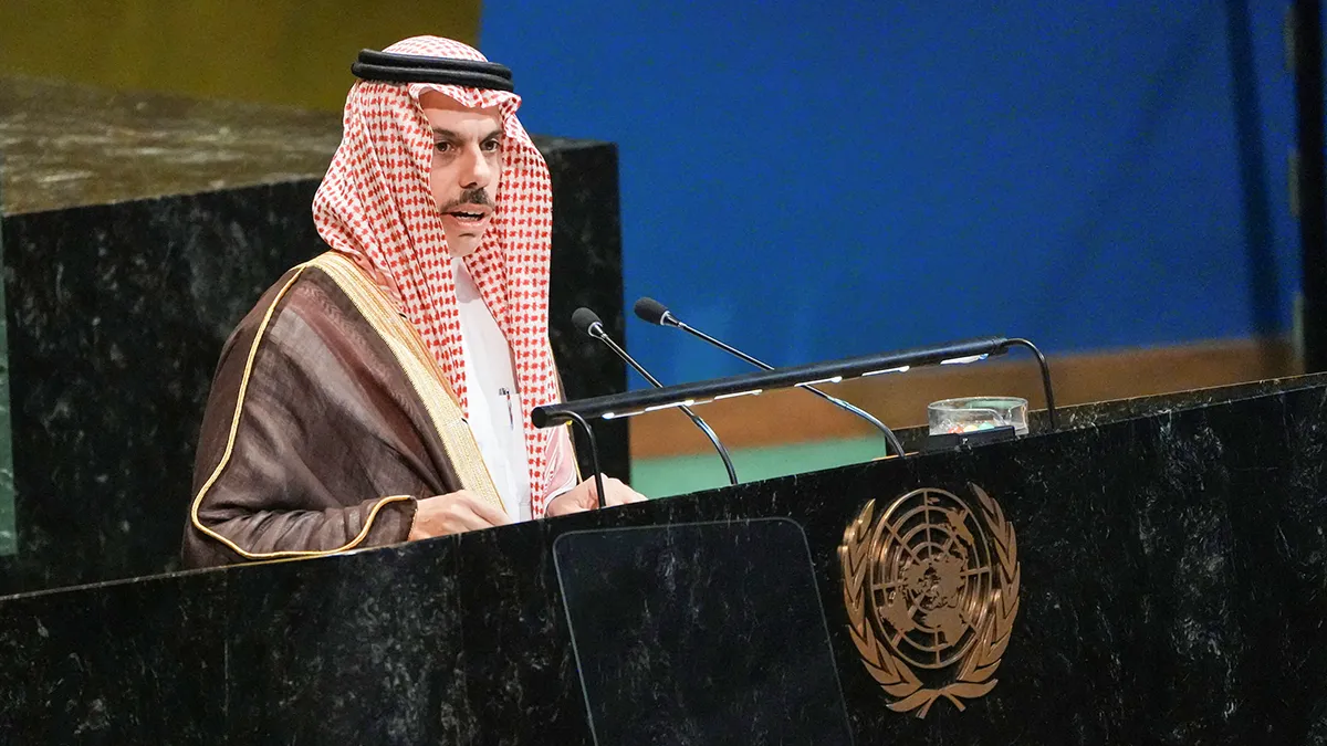 <p>El ministro de Asuntos Exteriores de Arabia Saudita, Faisal bin Farhan Al-Saud, se dirige a los delegados durante una reunión de alto nivel de jefes de Estado sobre una solución de dos Estados entre Israel y los palestinos en la sede de las Naciones Unidas en la ciudad de Nueva York, EE. UU., el 22 de septiembre de 2025 - REUTERS/ EDUARDO MUÑOZ</p>

